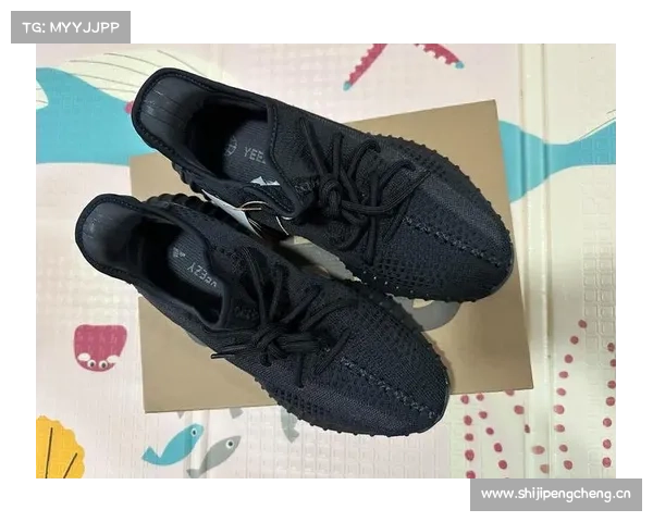 Yeezy 五月新品提前曝光!新款 350 V2 黑武士要来了 Yeezy 五月新品提前曝光!新款 350 V2 黑武士要来了